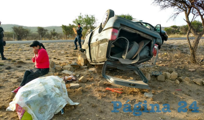 La camioneta quedó volcada sobre su toldo