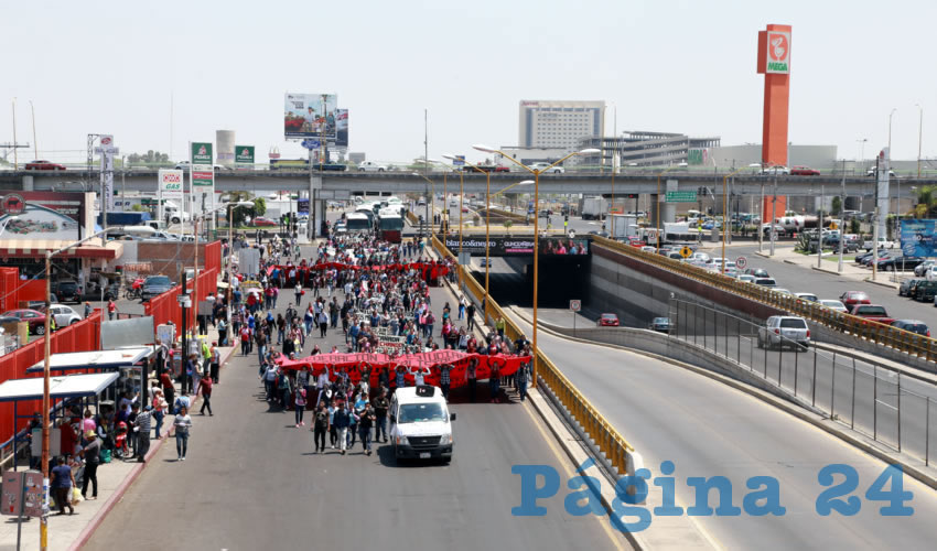 Después de permanecer afuera del IEA, acompañadas de normalistas de otros estados adscritos a la Federación de Estudiantes Campesinos Socialistas de México, iniciaron su marcha