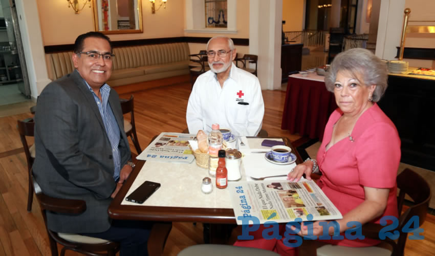 En Sanborns Francia desayunaron Guillermo Alaniz de León, diputado local; Arturo Enrique Aizaga Beltrán, consejero tesorero de la Cruz Roja; y Leticia Yolanda Ponce Guzmán, encargada de despacho de la Cruz Roja