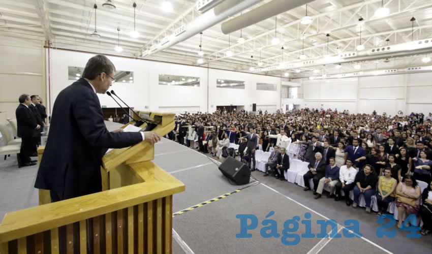 Egresados deben corresponder a la sociedad por haberles permitido ser parte del 16 por ciento de la poblaci&oacute;n adulta en M&eacute;xico que cuenta con una licenciatura: rector