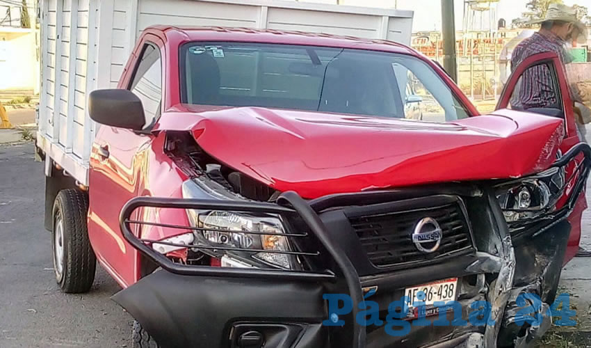 La camioneta terminó chocando contra el muro de una fábrica de plástico