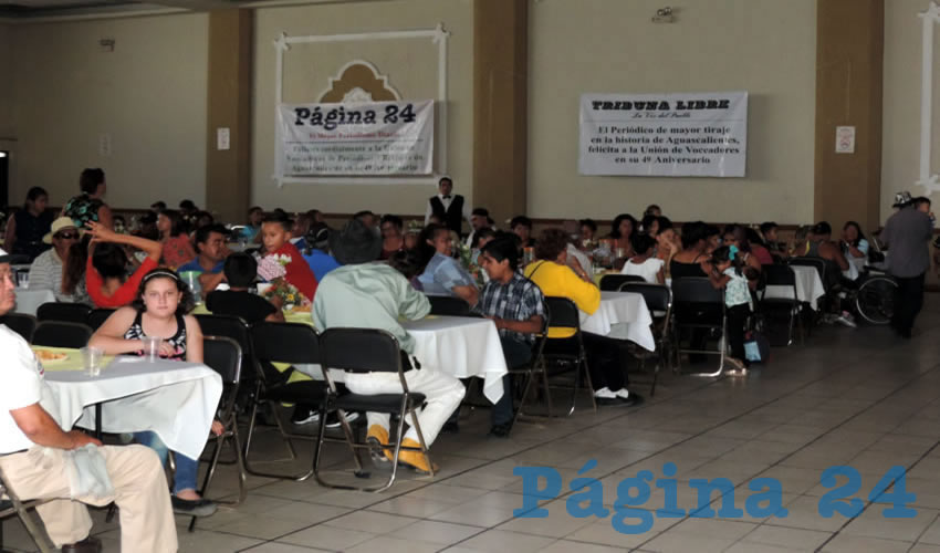 P&aacute;gina 24 y TRIBUNA LIBRE celebraron a los voceadores en su d&iacute;a, entregando 110 obsequios