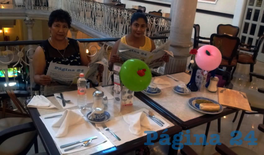 En el restaurante de Sanborns compartieron el pan y la sal Felicitas Mendoza Landa y su hija Estefanía Benítez Mendoza