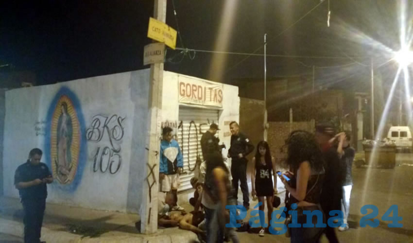 Familiares atiendan a la víctima luego de ser agredida