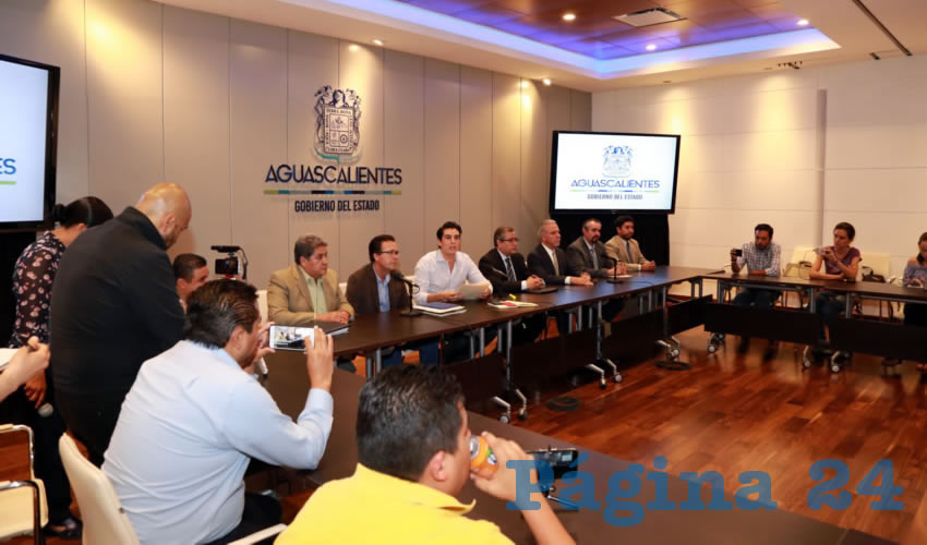 Conferencia de prensa de autoridades educativas (Foto: Eddylberto Lu&eacute;vano Santill&aacute;n)
