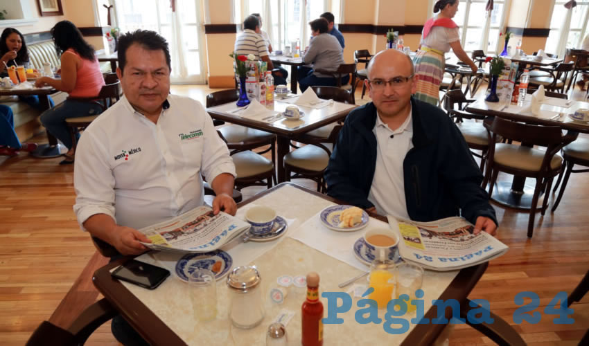 En Sanborns Francia compartieron el primer alimento de la mañana Miguel Albores Gómez y Jesús Alberto Gaviño Ortiz, delegado federal del Instituto Nacional de Migración en Aguascalientes