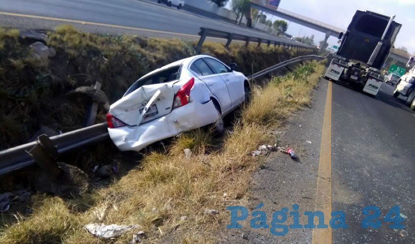 El automóvil Nissan Sentra estuvo a punto de volcarse