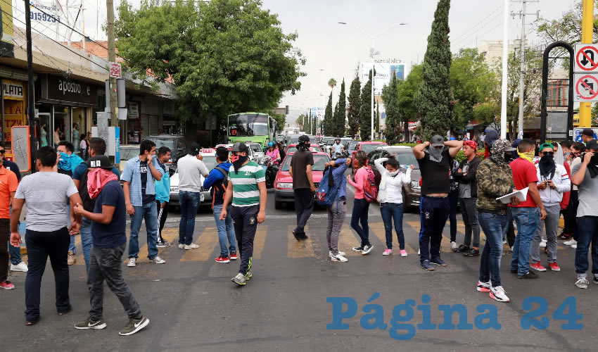 Aguascalientes, Aguascalientes.- Estudiantes de la escuela Normal Justo Sierra M&eacute;ndez realizan un bloqueo vial (Foto: Eddylberto Lu&eacute;vano Santill&aacute;n/ P&aacute;gina 24)