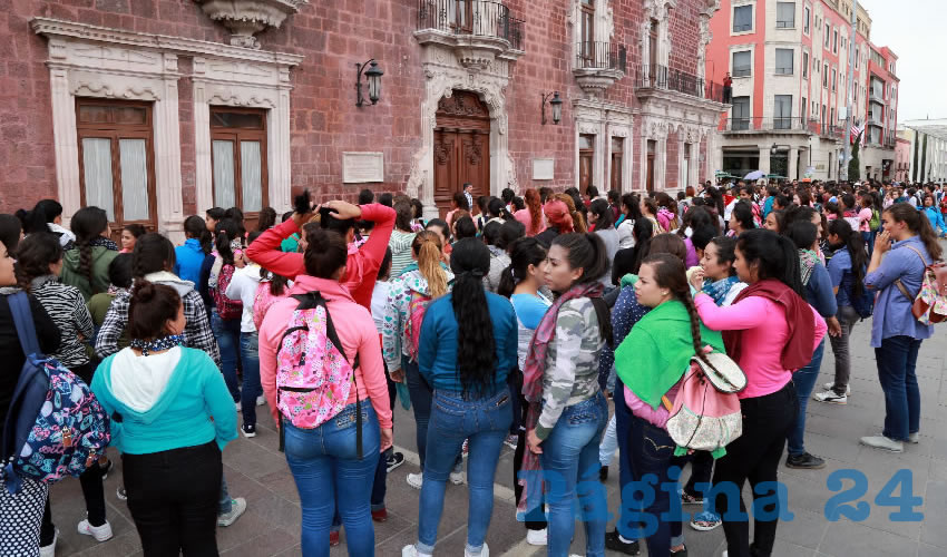 Las inconformes se concentraron en Plaza de Armas poco antes de las 2:00 de la tarde, lanzando consignas frente a las puertas de Palacio de Gobierno