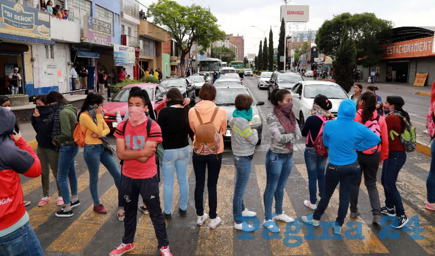 Normalistas hicieron un bloqueo en el cruce de las avenidas Adolfo L&oacute;pez Mateos y Jos&eacute; Mar&iacute;a Ch&aacute;vez