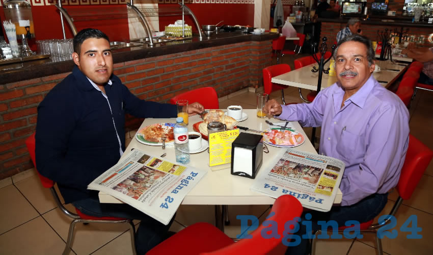 Juan Manuel Jaramillo Hernández y José Guadalupe Cervantes León, catedrático del Instituto Tecnológico de Reynosa, compartieron el primer alimento de la mañana en el restaurante Mitla