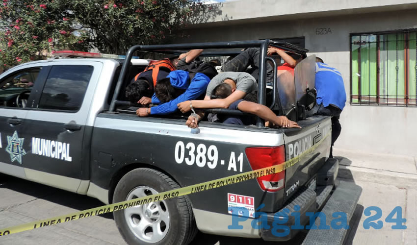 Los estudiantes detenidos fueron esposados y subidos a las cajas de patrullas de la Secretar&iacute;a de Seguridad P&uacute;blica Municipal