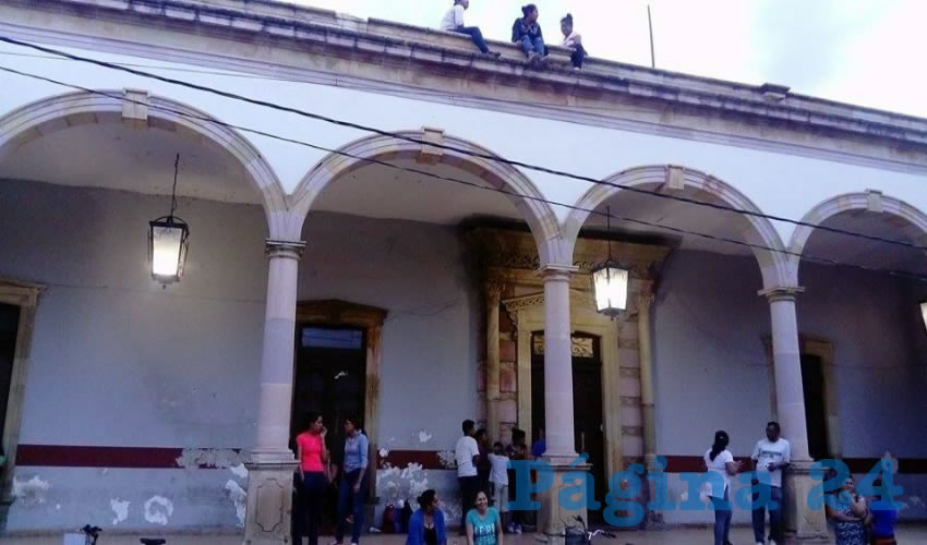 Habitantes de la comunidad así como exalumnas se hicieron presentes en la escuela como muestra de apoyo