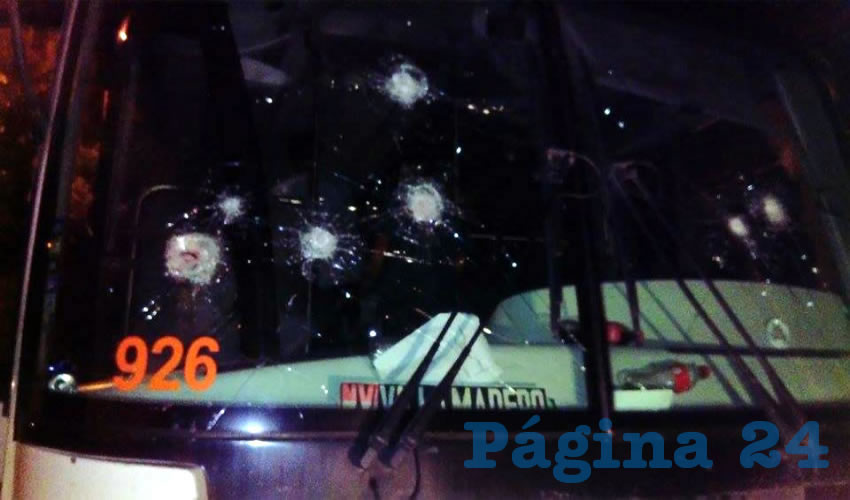 Daños en el camión de los normalistas luego de ser atacados por policías municipales de la capital