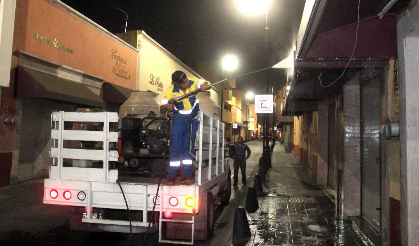 Las actividades se realizan por la noche, para evitar afectaciones en el tr&aacute;nsito peatonal y vehicular