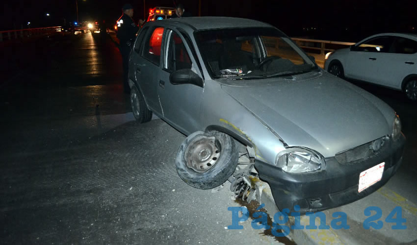 Previamente, el vehículo Chevrolet Chevy chocó contra un arbotante y terminó sobre el camellón central