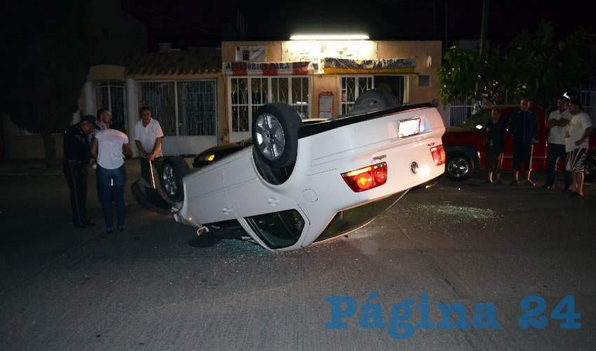 Descuid&oacute; el volante por su celular; resultado: choc&oacute; y volc&oacute; su Volkswagen Jetta