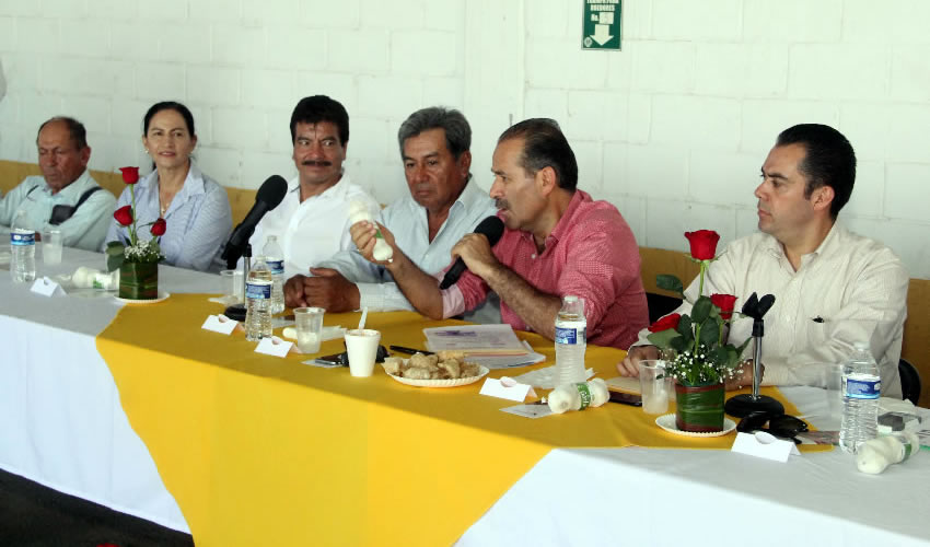Durante su encuentro con los agricultores, el jefe del Ejecutivo conoci&oacute; los proyectos que tienen integrados en los Comit&eacute;s Sistemas Producto Ajo y Chile