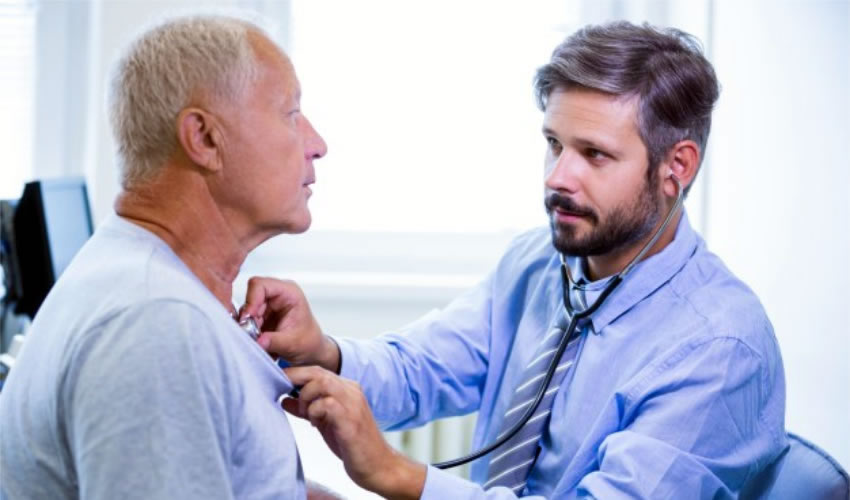 La principal medida preventiva para evitar esta enfermedad es acudir al urólogo cuando menos una vez al año