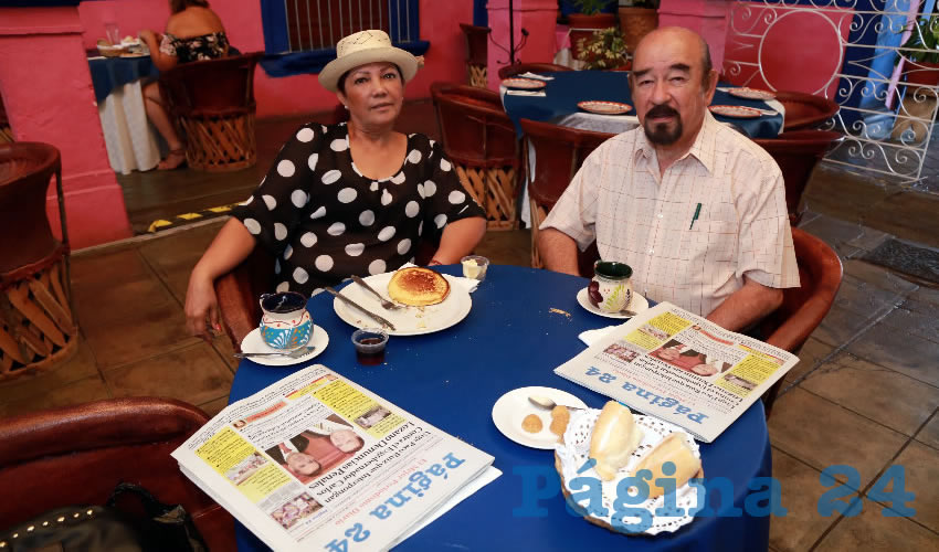 En el restaurante La Saturnina compartieron el primer alimento del d&iacute;a Obdulia Gonz&aacute;lez Hern&aacute;ndez y David Mor&aacute;n de Alva