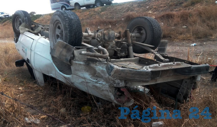La camioneta Ford Ranger del Comité Estatal de Sanidad Vegetal de Aguascalientes, quedó con las llantas hacia arriba