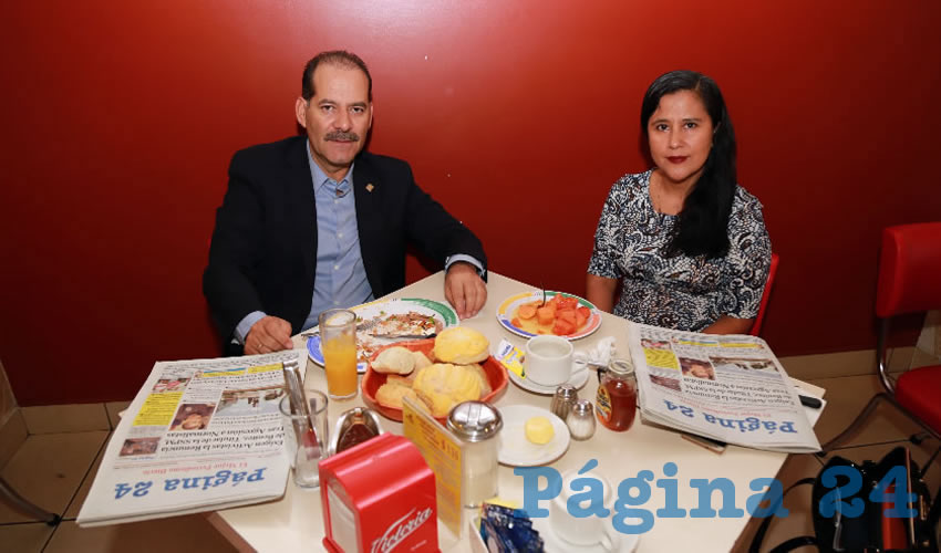 En el restaurante Mitla almorzaron Martín Orozco Sandoval, gobernador del Estado de Aguascalientes; y Adriana Jurado Valadez, coordinadora de Comunicación Social del Gobierno del Estado