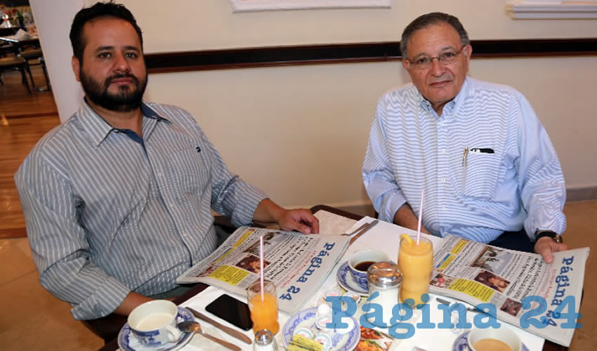 En Sanborns Francia desayunaron José Luis Dávila Contreras, coordinador de Comunicación Social del Congreso del Estado; y Carlos García Villanueva, coordinador estatal del Frente Nacional por la Familia