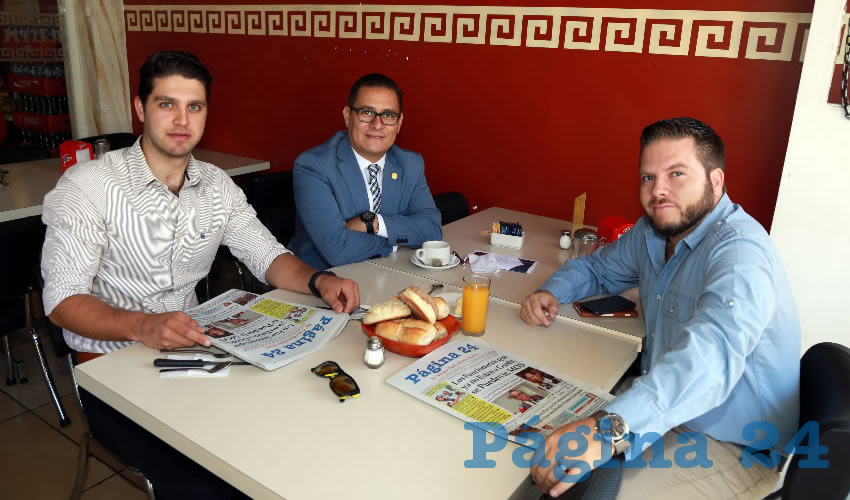 En el restaurante Mitla almorzaron Efrén González Ruvalcaba, abogado; Ricardo Serrano Rangel, rector de la Universidad Tecnológica de Aguascalientes; y Luis Gleason Chimal, empresario