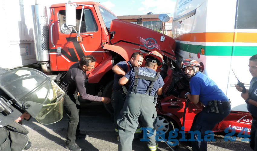 Bomberos y paramédicos efectuando el rescate