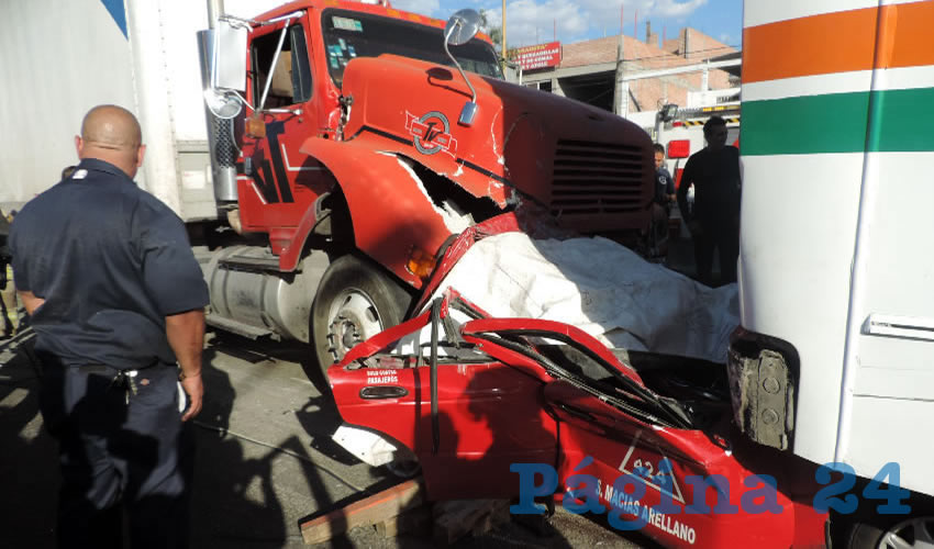Asi quedaron el trailer, el taxi y los camiones