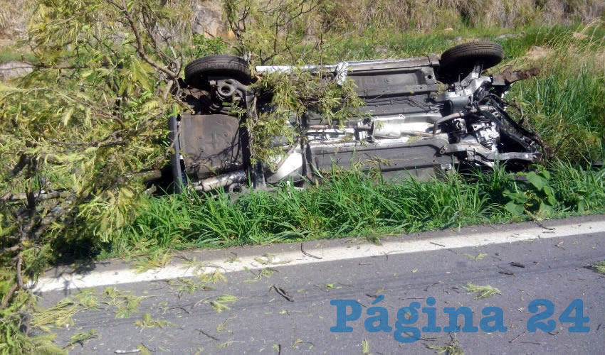 El Chevrolet Spark que tripulaba la joven familia, qued&oacute; destrozado y volcado sobre uno de sus costados
