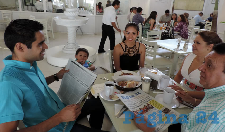 En el restaurante Del Centro compartieron el pan y la sal Carlos Torres, el ni&ntilde;o Daniel Torres, Daniela Vega, Patricia Trujillo y Marcos Viva