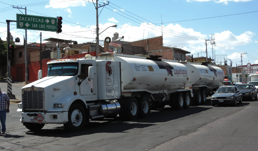 Tr&aacute;iler de Transportes Espartanos conducido por Gerardo Medina