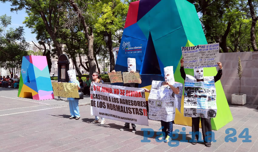 Al grito de “¡Aguascalientes despierta, estamos en alerta!”, un grupo de activistas y ciudadanos se congregó frente a la Presidencia (Foto: Eddylberto Luévano Santillán)