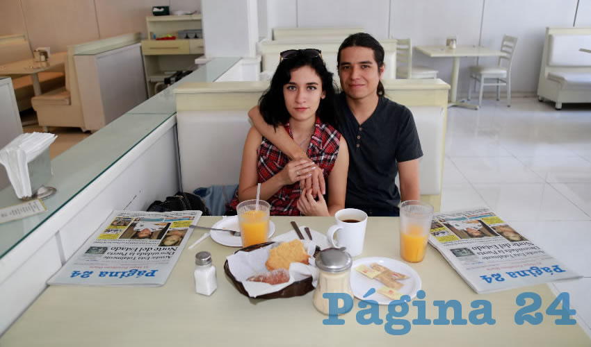 En el restaurante Del Centro compartieron el pan y la sal Gabriela Lavalle Santana y Kevin Sarmiento Rodr&iacute;guez