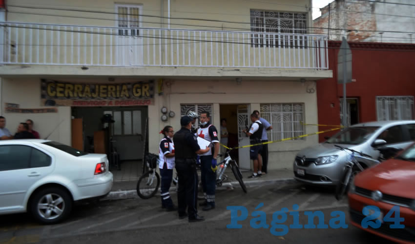 Polic&iacute;as municipales y param&eacute;dicos de la Cruz Roja, afuera del domicilio donde ocurrieron los hechos