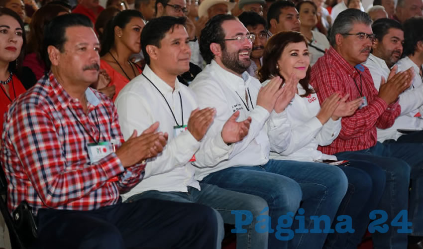 Francisco Javier Ch&aacute;vez Rangel, extitular del IEA , custodiado por Jos&eacute; Carlos Lozano Rivera Rio, funcionario de la PGR e hijo del exgobernador Carlos Lozano de la Torre (Foto: Eddylberto Lu&eacute;vano Santill&aacute;n)