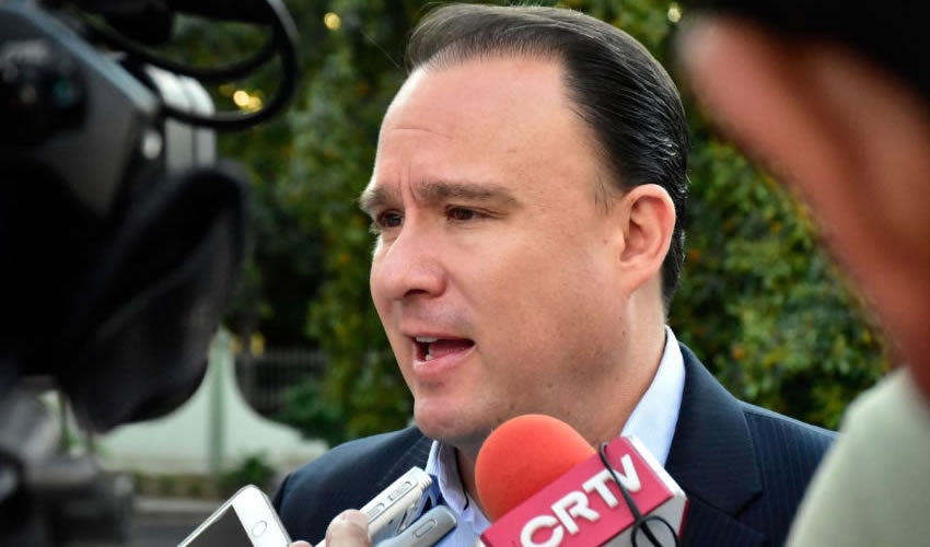 Héctor Insúa García, alcalde Colima
