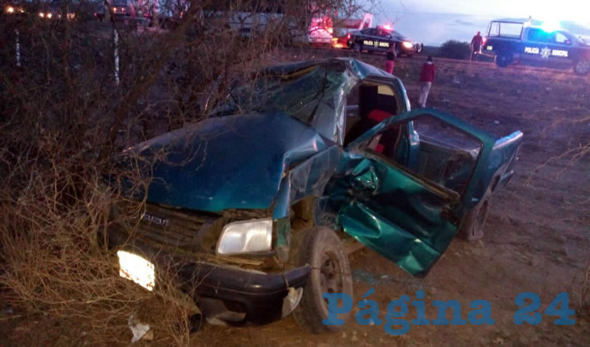 La camioneta fue chocada y sali&oacute; de la carretera en donde se estamp&oacute; contra un &aacute;rbol