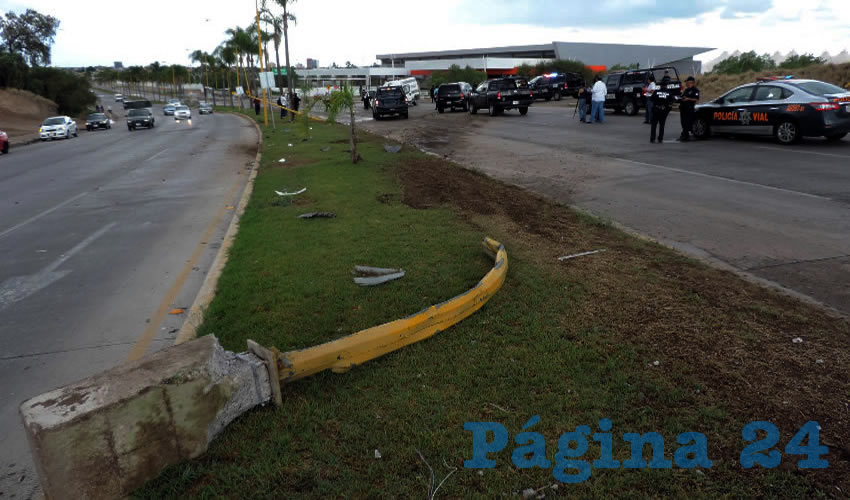 Antes de volcarse, la camioneta chocó y derribó dos arbotantes