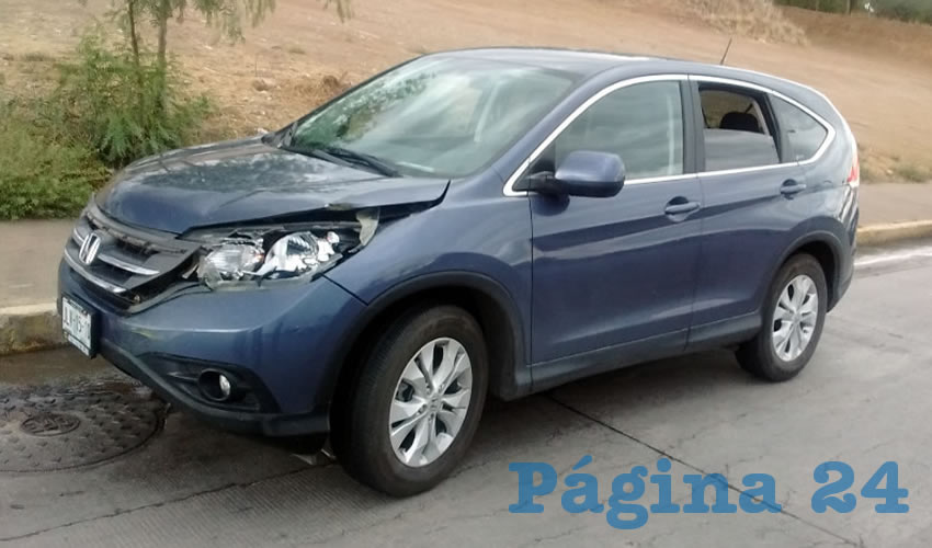 Uno de los postes golpeó una camioneta particular