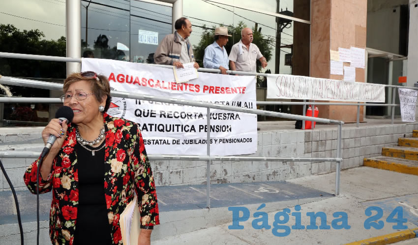 El contingente se congreg&oacute; alrededor de las 9:00 de la ma&ntilde;ana frente a la delegaci&oacute;n del ISSSTE (Fotos: Eddylberto Lu&eacute;vano Santill&aacute;n)