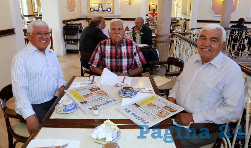 Antonio Villalobos Alemán, Ricardo Reyna Macías y José Luis Reyna Macías, maestros jubilados del Instituto Castelazo Muriel, se reunieron en Sanborns Francia