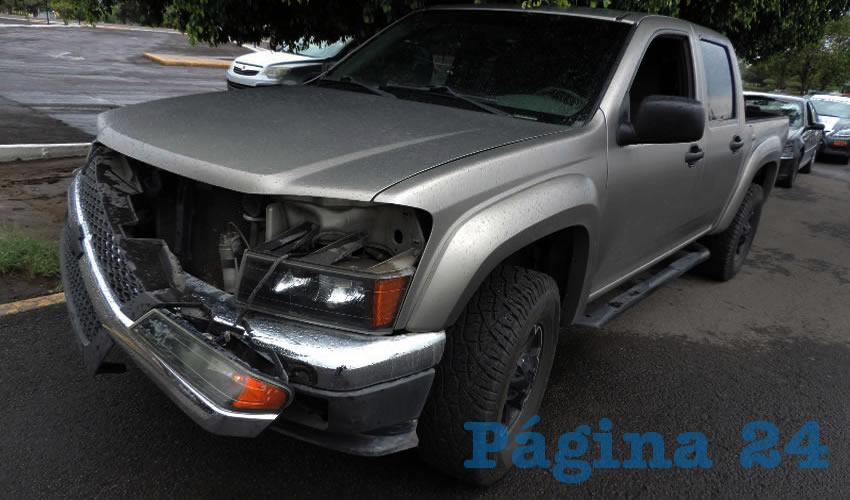 La camioneta Chevrolet Colorado gris, que conducía Mahely Velasco Ponce