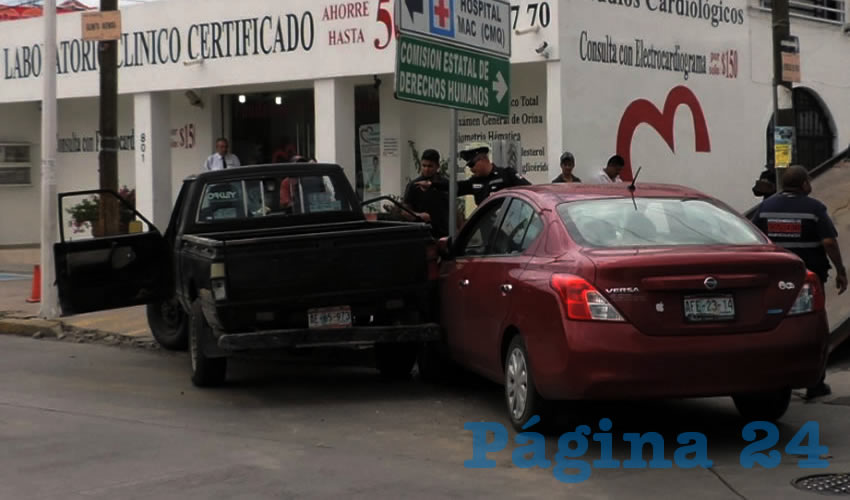 Los dos veh&iacute;culos terminaron sobre la banqueta Poniente de Quinta Avenida