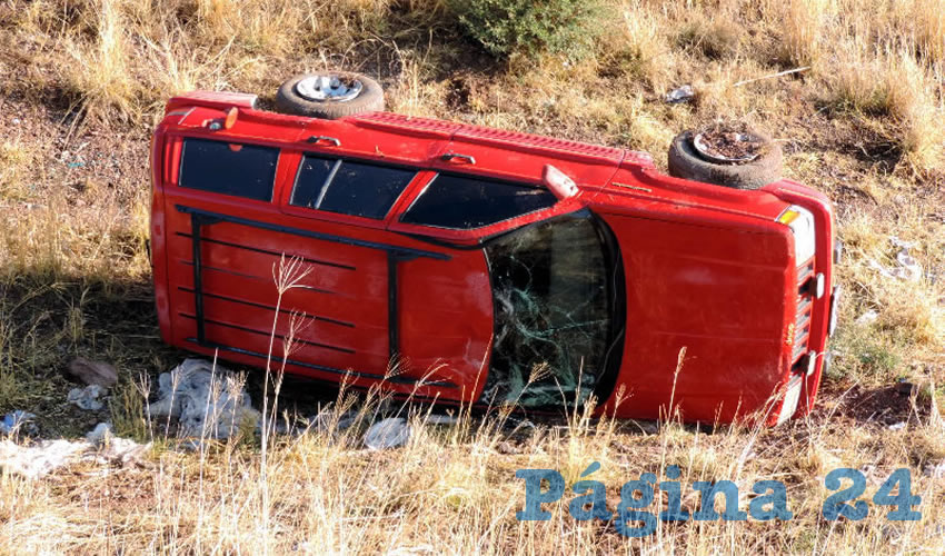 Cuatro jóvenes tripulaban el vehículo Jeep Grand Cherokee rojo