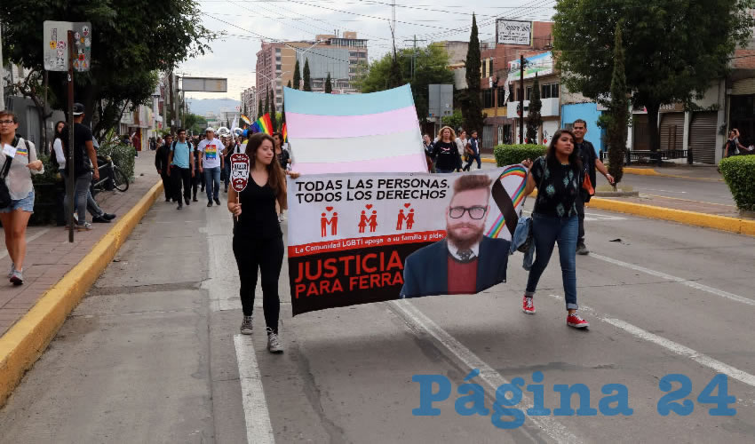 Los manifestantes portaban algunos carteles con mensajes en pro de la diversidad y también en recuerdo de Fernando Ferra Aguilar, conocido como “Rojo”