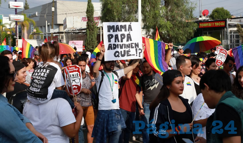 El contingente arribó a Plaza de Armas alrededor de las 7:00 de la noche, para posteriormente llevar a cabo un evento cultural y artístico.