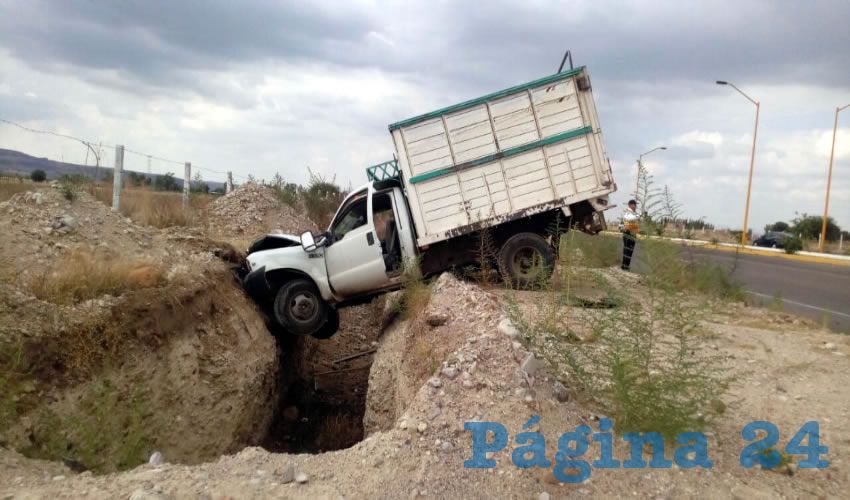 La camioneta estuvo a punto de caer en una zanja