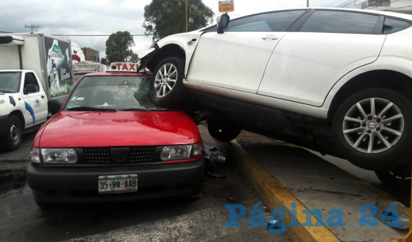 La llanta delantera izquierda destroz&oacute; el parabrisas